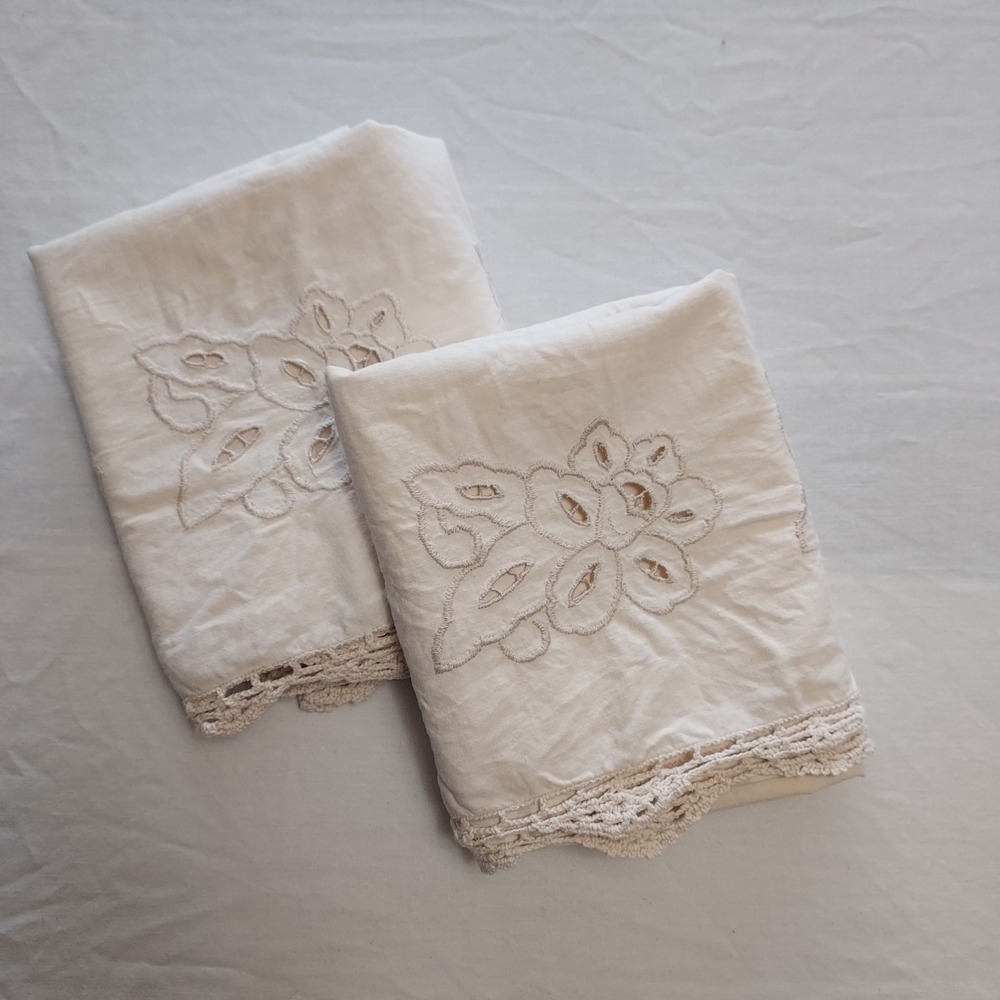 Vtg Pair Cream Floral Embroidered Crochet Trim 2 Pillowcase Cottage Farm Cutwork